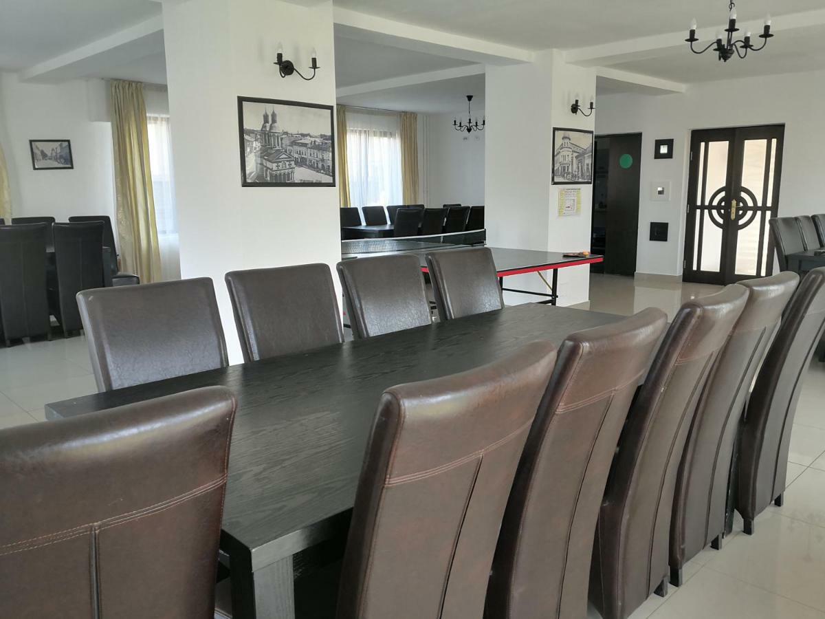 Pensiunea Platinum ทาร์กู จิอู ภายนอก รูปภาพ