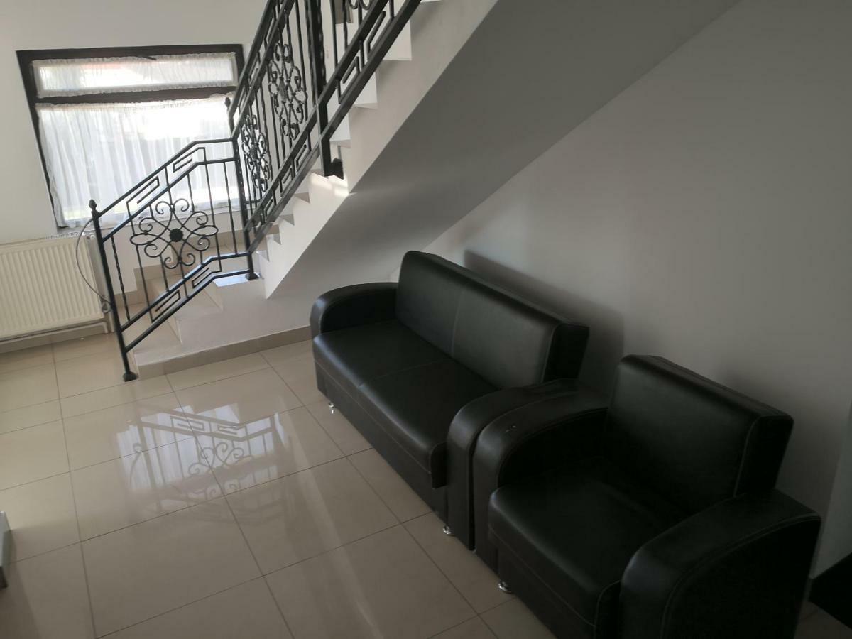 Pensiunea Platinum ทาร์กู จิอู ภายนอก รูปภาพ